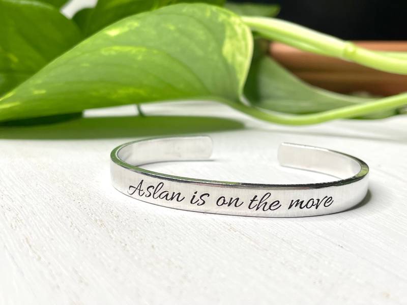 Aslan Ist Unterwegs Armband | Narnia Schmuck Cs Louis Zitat Geschenk Der Löwe Die Hexe Und Der Kleiderschrank von TrueStoryStudio