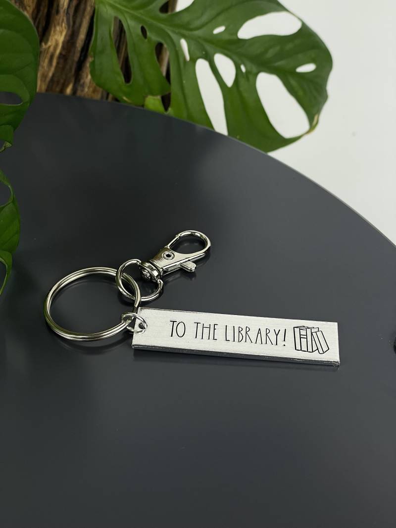 Auf Zur Bibliothek Schlüsselanhänger | Bücherwurm Geschenk Bibliothekar Buchklub von TrueStoryStudio