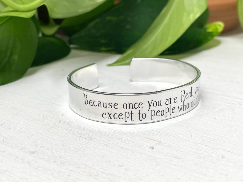 Denn Sobald Du Real Bist, Kannst Nicht Hässlich Sein, Außer Für Menschen, Die Das Verstehen Samt Kaninchen Zitat | Abschlussgeschenk Bücherwurm von TrueStoryStudio