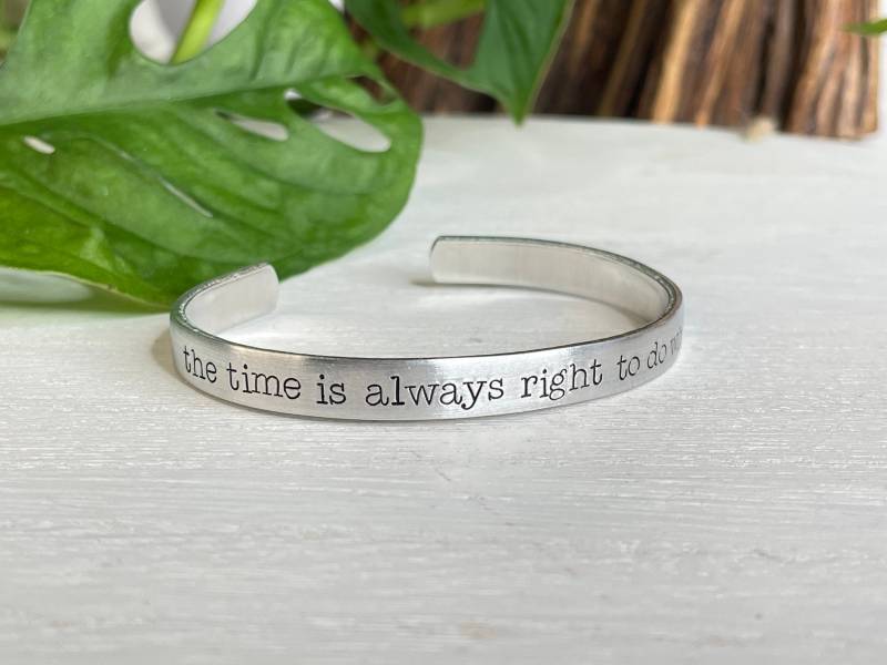 Die Zeit Ist Immer Richtig, Um Zu Tun, Was Richtig Armband | Martin Luther King Jr Zitat Mlk Jr Geschenk von TrueStoryStudio