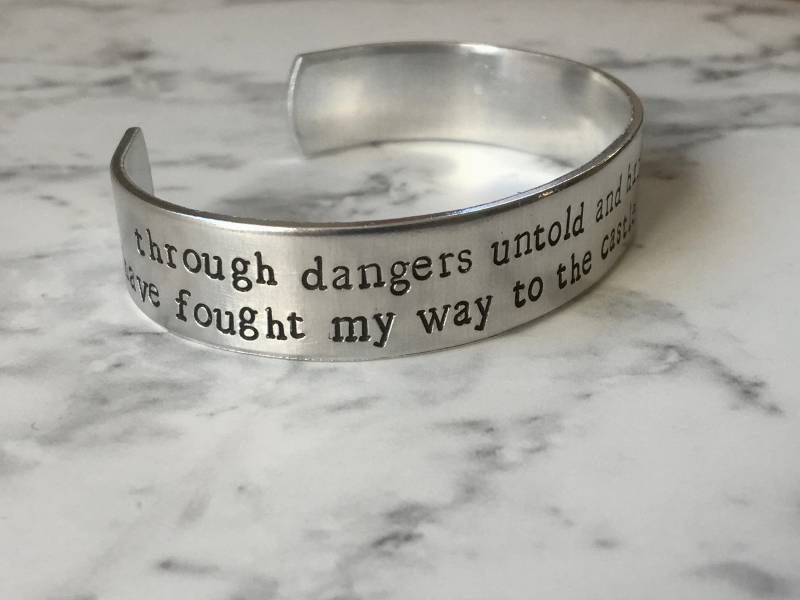 Labyrinth | Durch Ungekannte Gefahren Und Schwierigkeiten Habe Ich Mir Meinen Weg Zum Schloss Jenseits Der Stadt Kobolde Gekämpft Armband von TrueStoryStudio