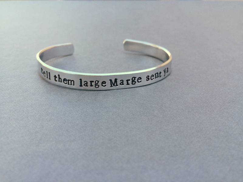 Sag Ihnen, Dass Große Marge Geschickt Ya Pee Wee Herman Es Großes Abenteuer Hand Gestanzte Aluminium-Armband von TrueStoryStudio