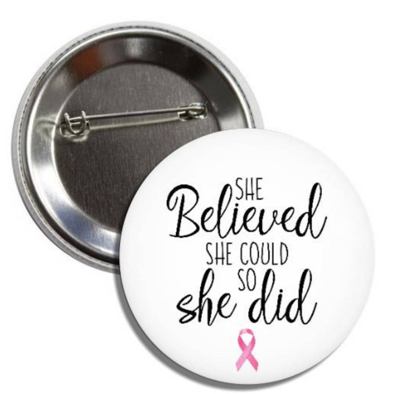 Sie Glaubte, Brust Krebs Inspirierende 2.25" Button Pin Abzeichen Könnte Sie Glaubte, Brust Krebs Inspirierende 2.25" Button Pin Abzeichen Könnte von TrueThatDesigns
