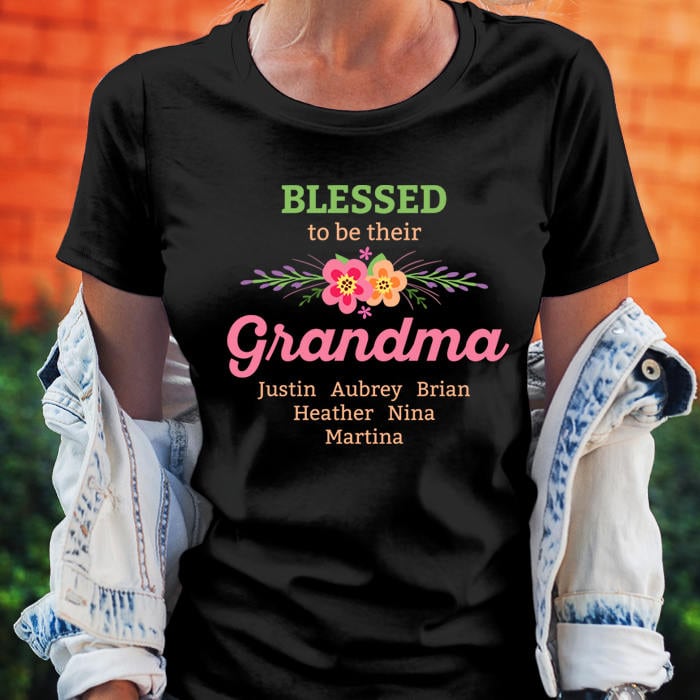 Personalisiertes Oma T Shirt Gesegnet, Um Ihre Schwarze Baumwolle Perfekt Für Oma, Nana, Meemaw Und Alle Anderen Spitznamen Zu Sein Personalisiertes Oma T Shirt Gesegnet, Um Ihre Schwarze Baumwolle Perfekt Für Oma, Nana, Meemaw Und Alle Anderen Spitznamen Zu Sein von TrueVineBoutique