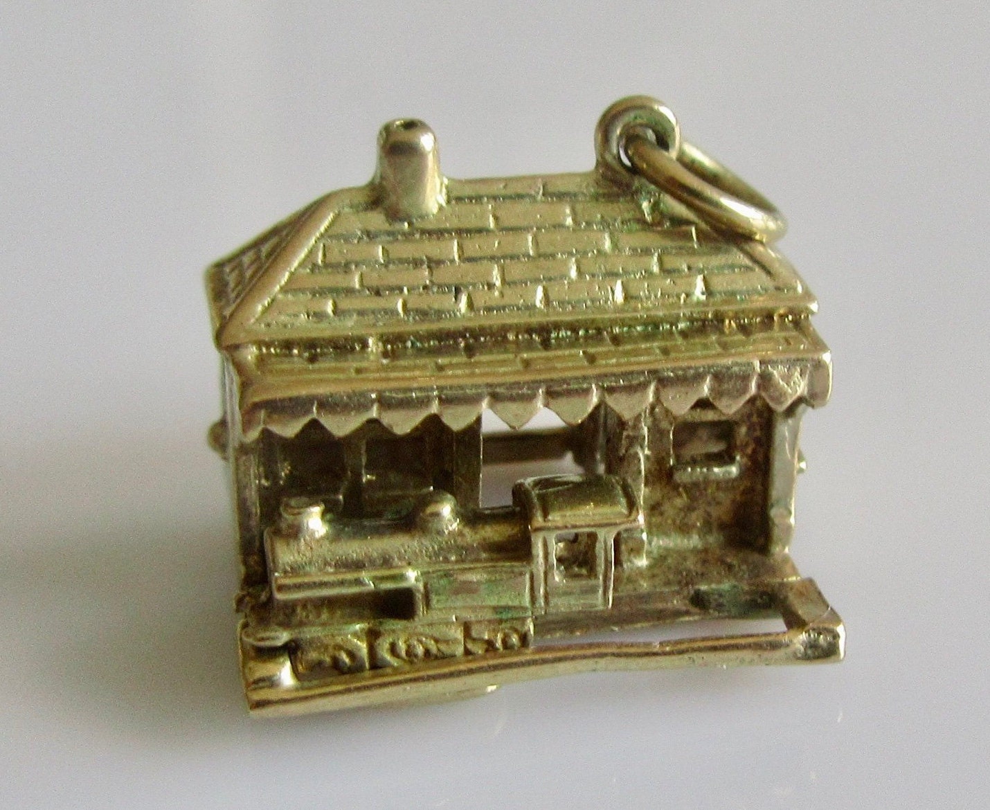 9Ct Gold Steam Train in Einer Station Beweglichen Charme 9Ct Gold Steam Train in Einer Station Beweglichen Charme von TrueVintageCharms