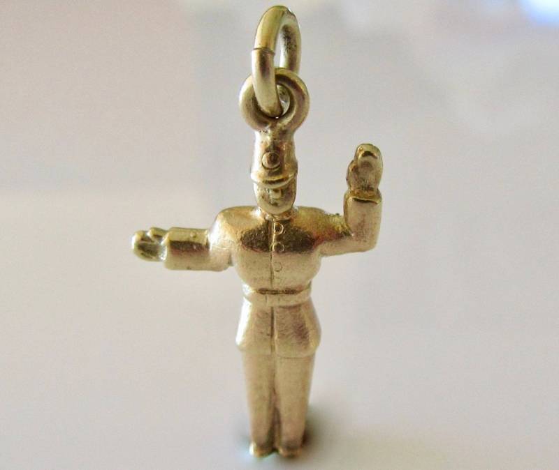 9 Karat Gold Verkehrspolizist Anhänger 9 Karat Gold Verkehrspolizist Anhänger von TrueVintageCharms