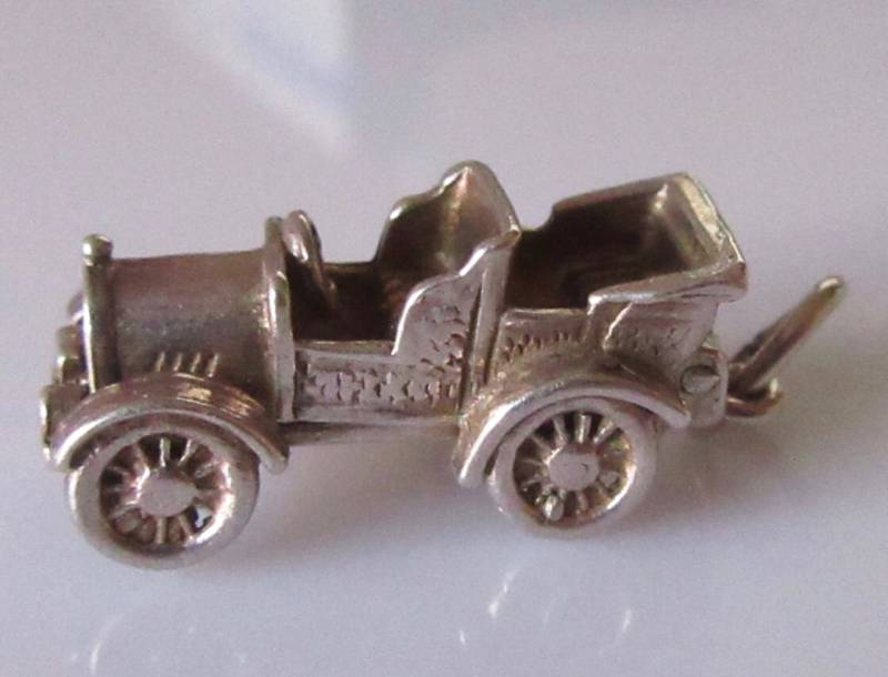 Großer Silberner Nuvo Auto Öffnung Charm Großer Silberner Nuvo Auto Öffnung Charm von TrueVintageCharms