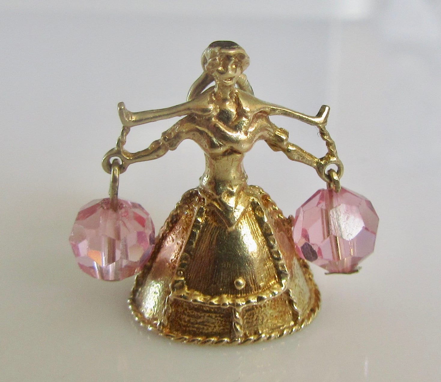 Nuvo 9Ct Gold Milchmädchen Mit Rosa Kristall Milcheimer Anhänger Nuvo 9Ct Gold Milchmädchen Mit Rosa Kristall Milcheimer Anhänger von TrueVintageCharms