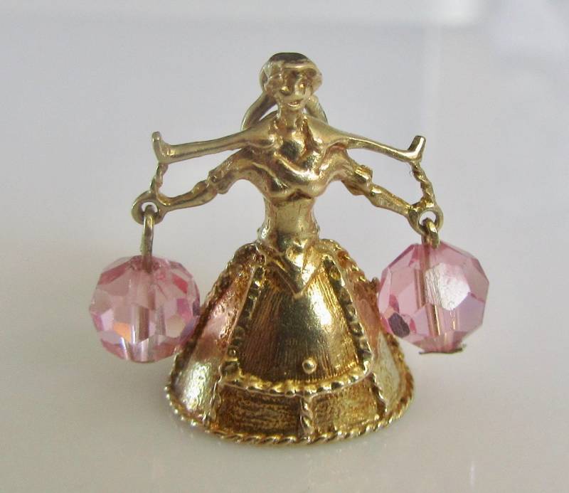 Nuvo 9Ct Gold Milchmädchen Mit Rosa Kristall Milcheimer Anhänger Nuvo 9Ct Gold Milchmädchen Mit Rosa Kristall Milcheimer Anhänger von TrueVintageCharms