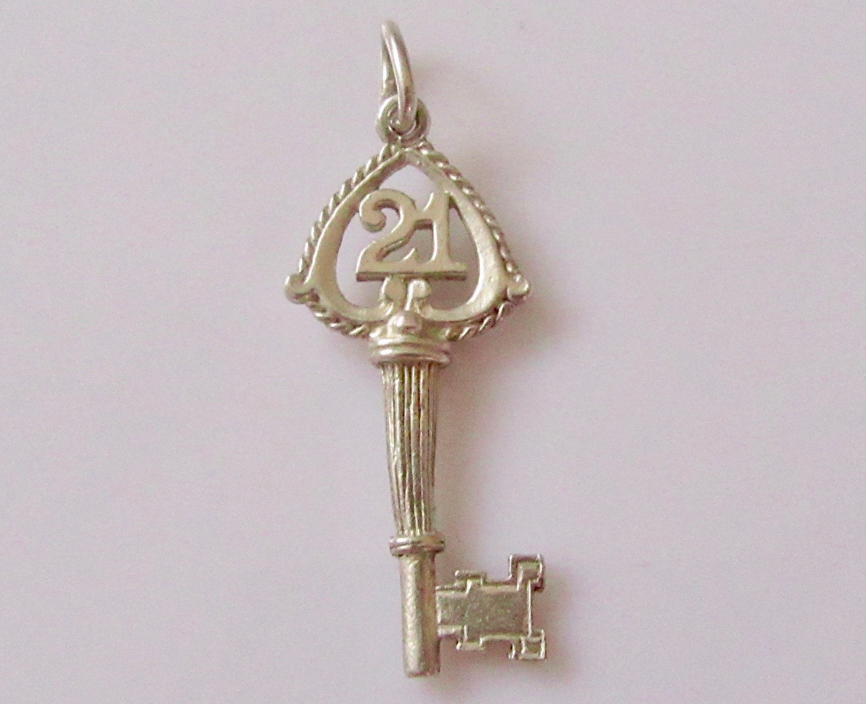 Nuvo Silber 21. Schlüsselanhänger Oder Anhänger Nuvo Silber 21. Schlüsselanhänger Oder Anhänger von TrueVintageCharms