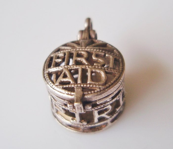 Silber Nuvo Erste-Hilfe-Box Charm Öffnet Silber Nuvo Erste-Hilfe-Box Charm Öffnet von TrueVintageCharms