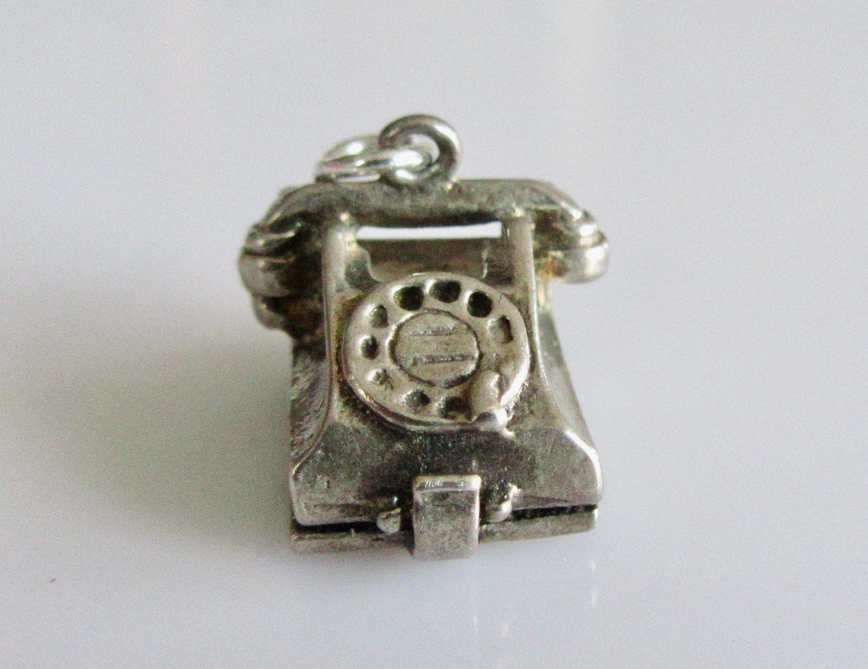 Vintage Silber Telefon Öffnet Sich Zu Luv Herzen Charme von TrueVintageCharms