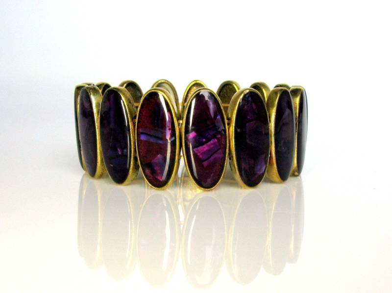 Vintage Messing & Lucite Stretch Armband, Mid Century Faux Amethyst Und Armband Mit Lila Dichroic Cabochons, Geschenkidee Vintage Messing & Lucite Stretch Armband, Mid Century Faux Amethyst Und Armband Mit Lila Dichroic Cabochons, Geschenkidee von TrueVintageTouch