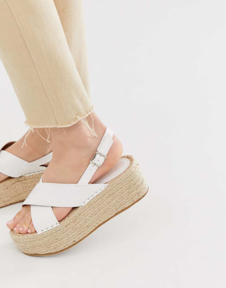 Truffle Collection - Espadrilles mit gekreuzten Riemen und flacher Plateausohle-Weiß von Truffle Collection