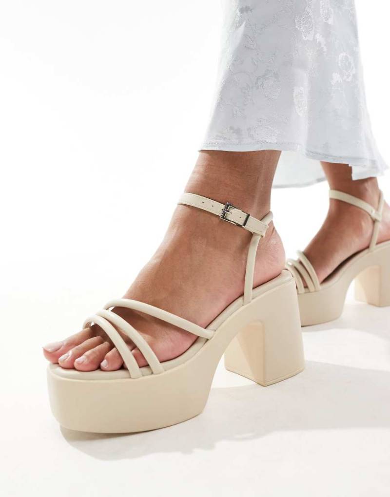 Truffle Collection - Sandalen in gebrochenem Weiß mit klobigem Absatz von Truffle Collection