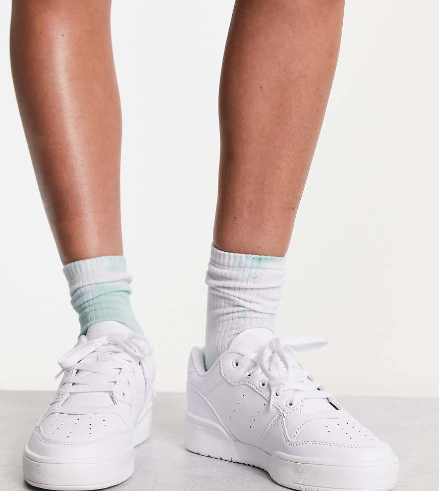 Truffle Collection - Sneaker mit weiter Passform und dicker Sohle in Weiß Truffle Collection - Sneaker mit weiter Passform und dicker Sohle in Weiß von Truffle Collection