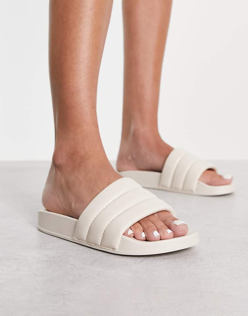 Truffle Collection - Wattierte Pool-Slider in Beige-Neutral von Truffle Collection