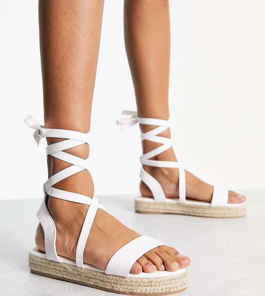 Truffle Collection - Weiße Espadrille-Sandalen in weiter Passform mit Beinschnürung Truffle Collection - Weiße Espadrille-Sandalen in weiter Passform mit Beinschnürung von Truffle Collection
