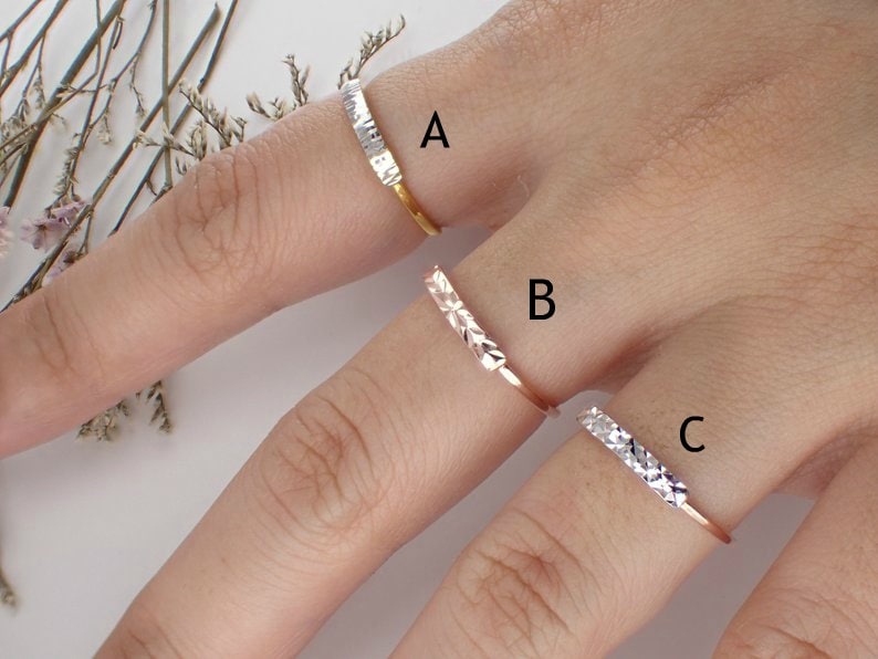 Handgeschnitzter Glänzender Strahlender Diamantschliffring, Zierlicher Stapelbarer Ring, Zarter Ring von TrulyFineJewelry