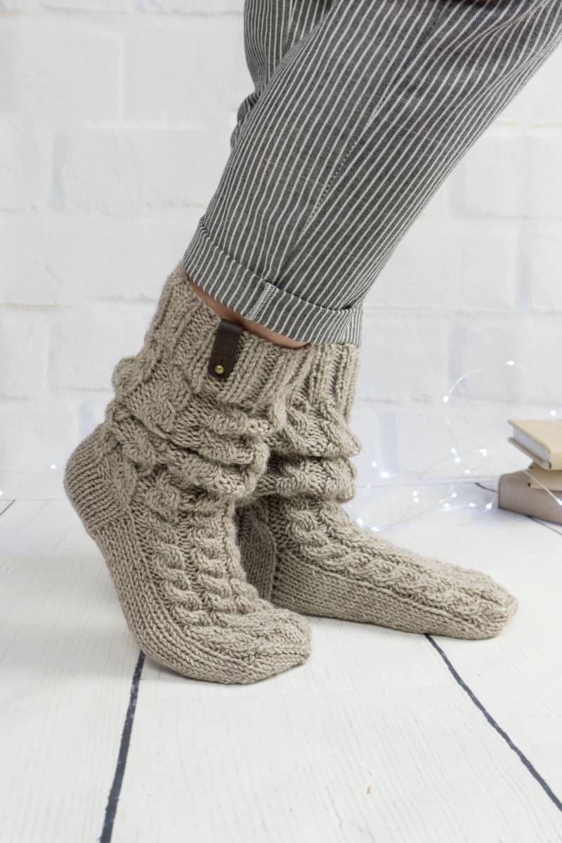 Handgefertigte Zopfmuster Wollsocken Slouch Hausschuh Socken von TrulyWoolyStore