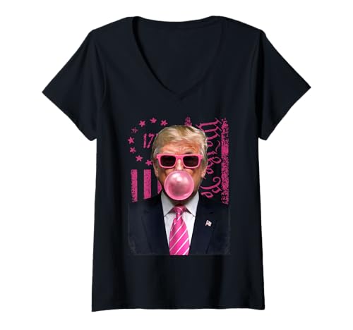 Damen Donald Trump Pink Bubblegum Satire – Pop Art mit USA-Flagge T-Shirt mit V-Ausschnitt Damen Donald Trump Pink Bubblegum Satire – Pop Art mit USA-Flagge T-Shirt mit V-Ausschnitt von Trump Shirt Donald Trump Men Women Kids Boys Girls