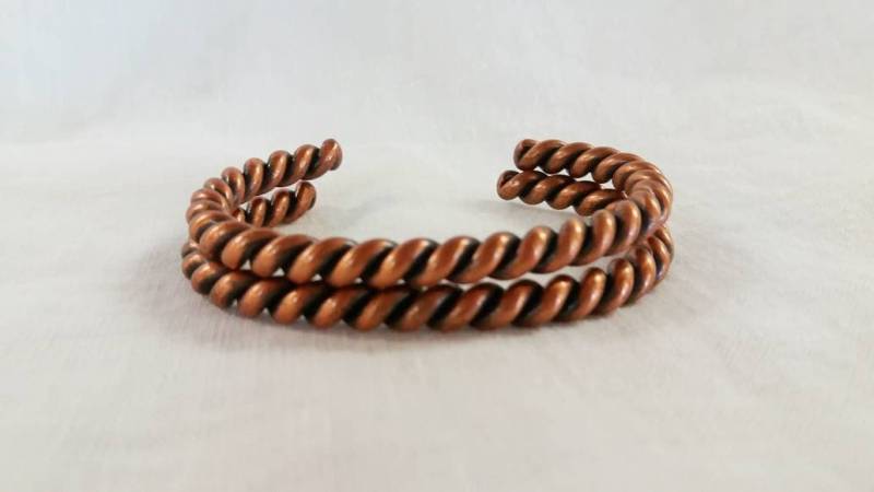 Vintage Kupfer Twist Armbänder 2 Matched Paar von TrunkShowModern