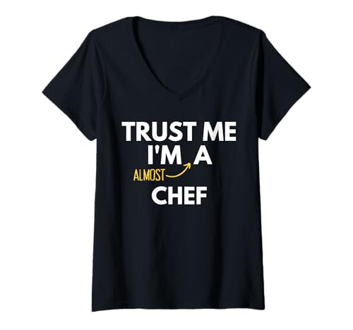 Damen Trust Me I'm Almost A Chef Funny Student T-Shirt mit V-Ausschnitt Damen Trust Me I'm Almost A Chef Funny Student T-Shirt mit V-Ausschnitt von Trust Me I'm A Chef