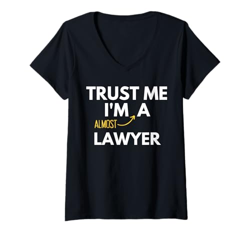 Damen Trust Me I'm Almost A Lawyer Funny Student T-Shirt mit V-Ausschnitt Damen Trust Me I'm Almost A Lawyer Funny Student T-Shirt mit V-Ausschnitt von Trust Me I'm A Lawyer