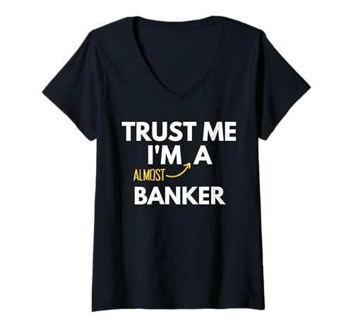 Damen Trust Me I'm Almost An Banker Funny Student T-Shirt mit V-Ausschnitt Damen Trust Me I'm Almost An Banker Funny Student T-Shirt mit V-Ausschnitt von Trust Me I'm An Banker