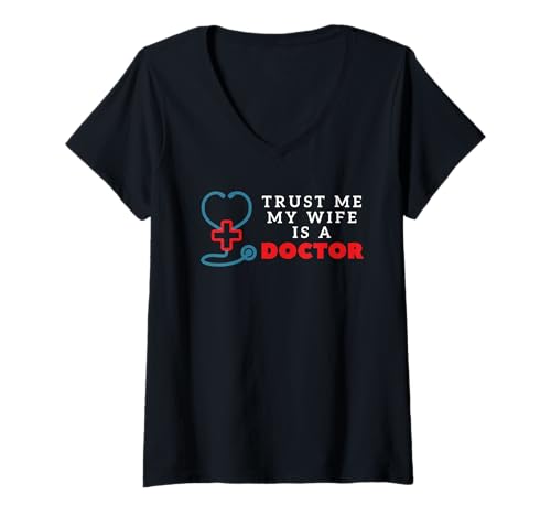 Damen Herren Trust Me, My Wife is a Doctor T-Shirt mit V-Ausschnitt Damen Herren Trust Me, My Wife is a Doctor T-Shirt mit V-Ausschnitt von TrustMe Tees