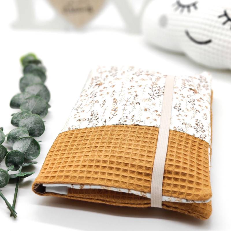 Windeltasche Wickeltasche Trockenblumen Waffelpique Senf Für Unterwegs Geschenk Geburt Greenery Floral von TryPinky