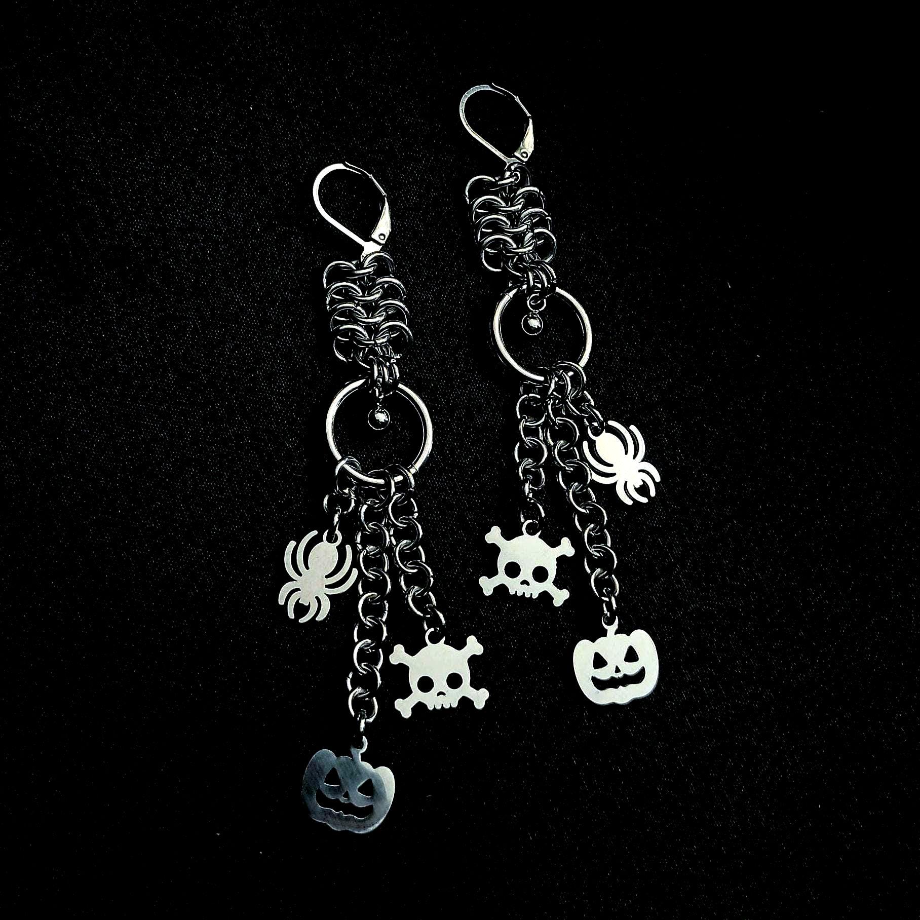 Chainmail Halloween Ohrringe Aus Edelstahl Mit Kürbis-, Totenkopf - Und Spinnenanhänger Chainmail Halloween Ohrringe Aus Edelstahl Mit Kürbis-, Totenkopf - Und Spinnenanhänger von TrylobiteDE