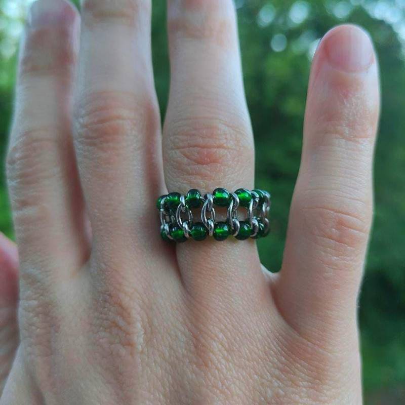 Chainmail Ring, Fidget Ring Mir Grünen Perlen - Handgefertigter Stressring Aus Edelstahl Fantasy Larp Elfenring, Naturinspiriert Chainmail Ring, Fidget Ring Mir Grünen Perlen - Handgefertigter Stressring Aus Edelstahl Fantasy Larp Elfenring, Naturinspiriert von TrylobiteDE