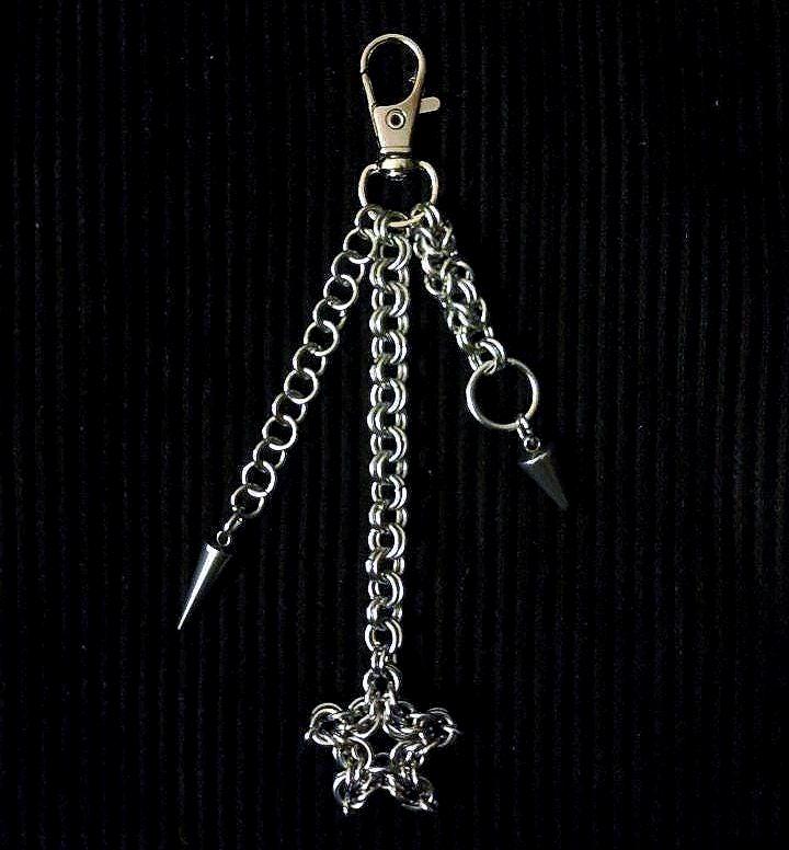 Chainmail Schlüsselanhänger, Bag Charm Punk Schlüsselanhänger Mit Stern & Spikes - Handgemachter Gothic-Accessoire von TrylobiteDE