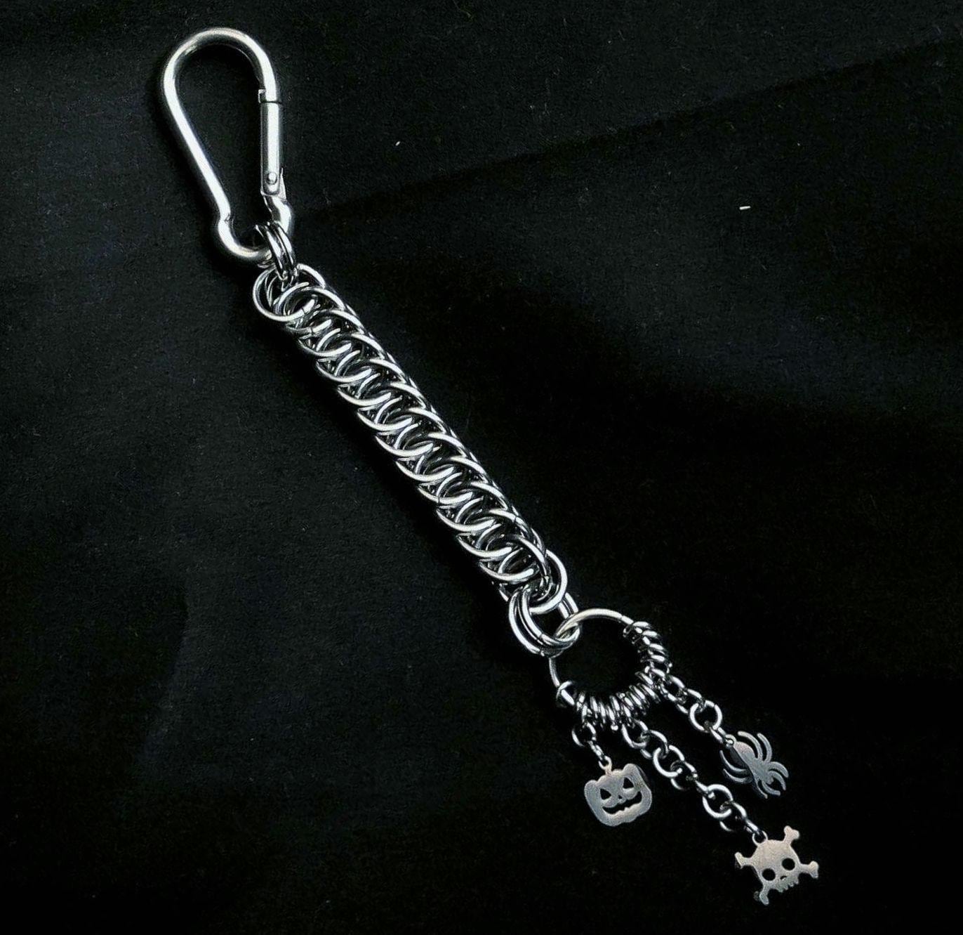 Chainmail Taschenanhänger, Halloween Bag Charm - Handgemachtes Gothic-Accessoire Mit Schädel, Kürbis Und Spinne Chainmail Taschenanhänger, Halloween Bag Charm - Handgemachtes Gothic-Accessoire Mit Schädel, Kürbis Und Spinne von TrylobiteDE
