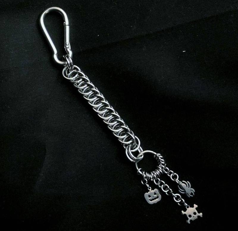 Chainmail Taschenanhänger, Halloween Bag Charm - Handgemachtes Gothic-Accessoire Mit Schädel, Kürbis Und Spinne Chainmail Taschenanhänger, Halloween Bag Charm - Handgemachtes Gothic-Accessoire Mit Schädel, Kürbis Und Spinne von TrylobiteDE