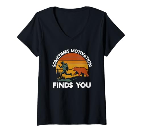Damen Manchmal findet Motivation Sie lustig Wandern Camping Bär T-Shirt mit V-Ausschnitt Damen Manchmal findet Motivation Sie lustig Wandern Camping Bär T-Shirt mit V-Ausschnitt von Tryna Camp Apparel Co.