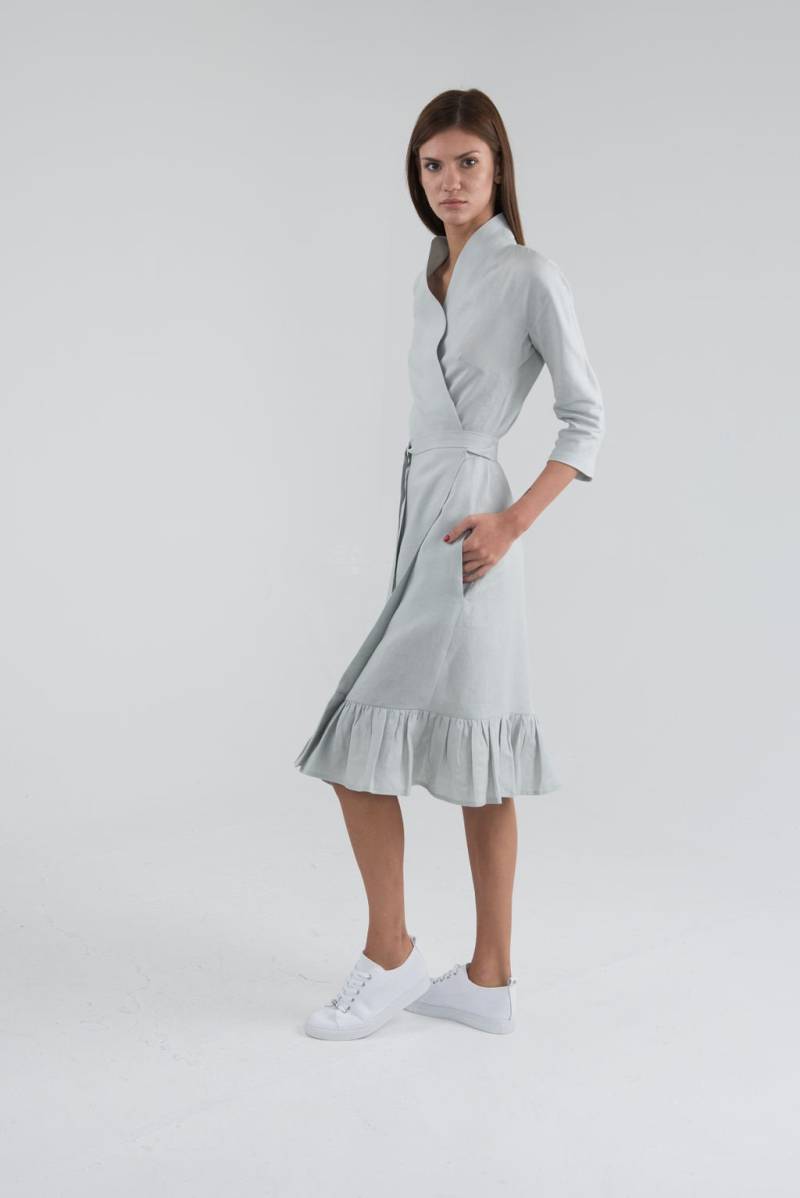 Reines Leinen Wickelkleid. Ligth Graues Knielanges Leinenkleid. Gusset Geschnittenes Kleid von TsarevaGreenGoddess