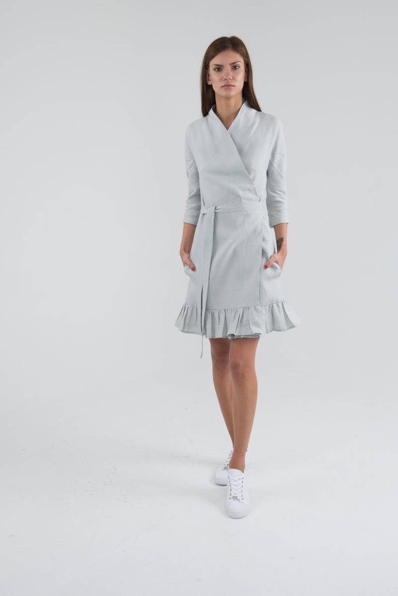 Reines Leinen Wrap Kleid. Ligth Grau von TsarevaGreenGoddess