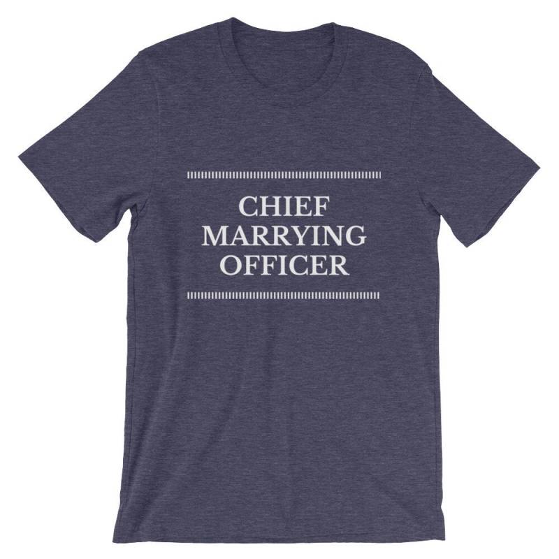 Heirat Mit Officer T-Shirt Aus Paare Hochzeit Tag Shirts Officiant Danke Geschenke Für Minister Geschenk Von Bräute Mom-T-Shirt von Tshirtcentric