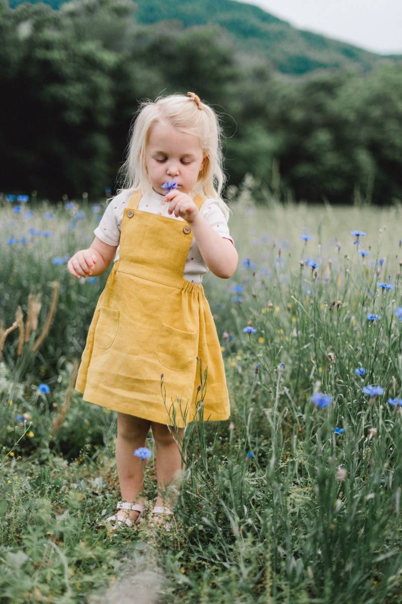 Leinen Mädchen Schürze, Sommerkleid, Honig Gelb Kleid, Kreuz Rücken Kleinkind Baby Schürze Kleid von TsiomikKids