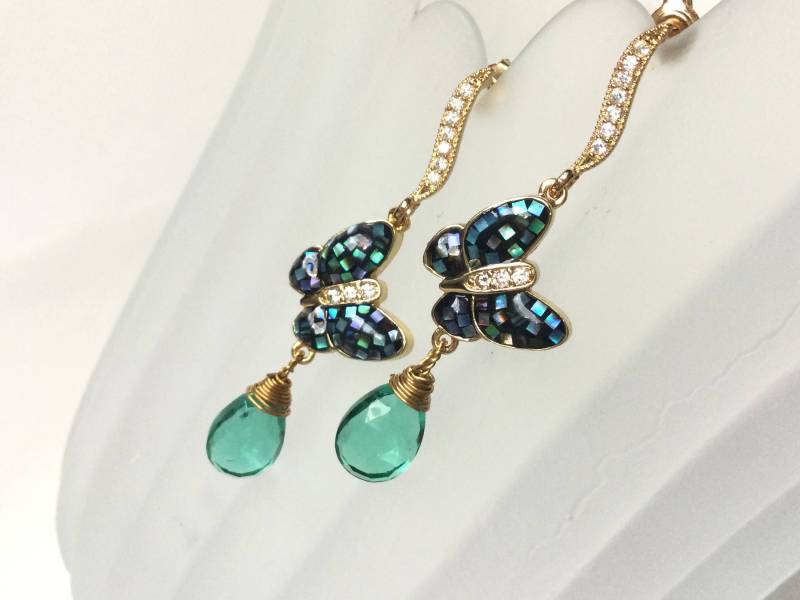 Cz Ohrstecker Mit Quarz Und Perlmutt-Schmetterlingen Smaragdgrün von TsirliO