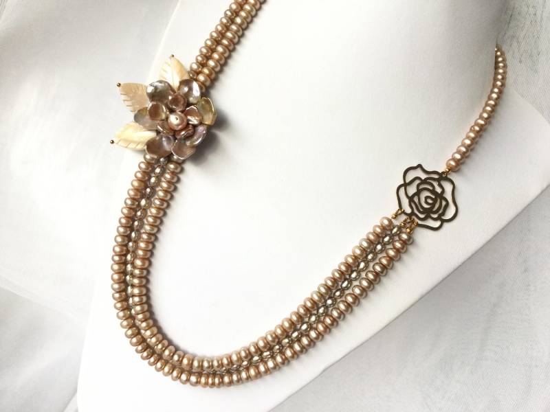 Halskette Aus Echten Perlen Und Perlmutt in Beige-Gold von TsirliO