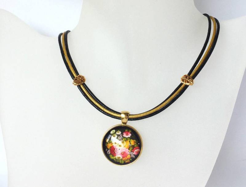 Leder Halskette Mit Anhänger Für Damen, Blumen Motiv von TsirliO