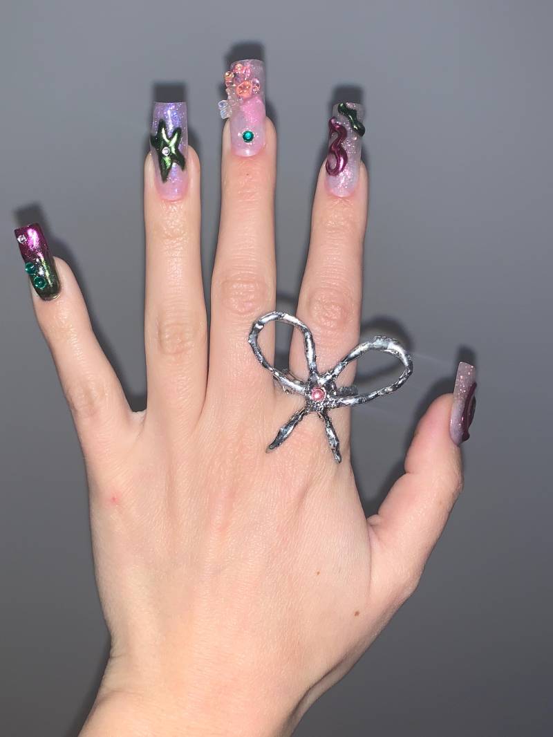 Flüssiges Metall Ballett Bow Ring Mit Rosa Schmuckstein | Schlichte Handgemachte Geschmolzene Weichlöten Schmuck Geschenk Für Sie von Tsucro