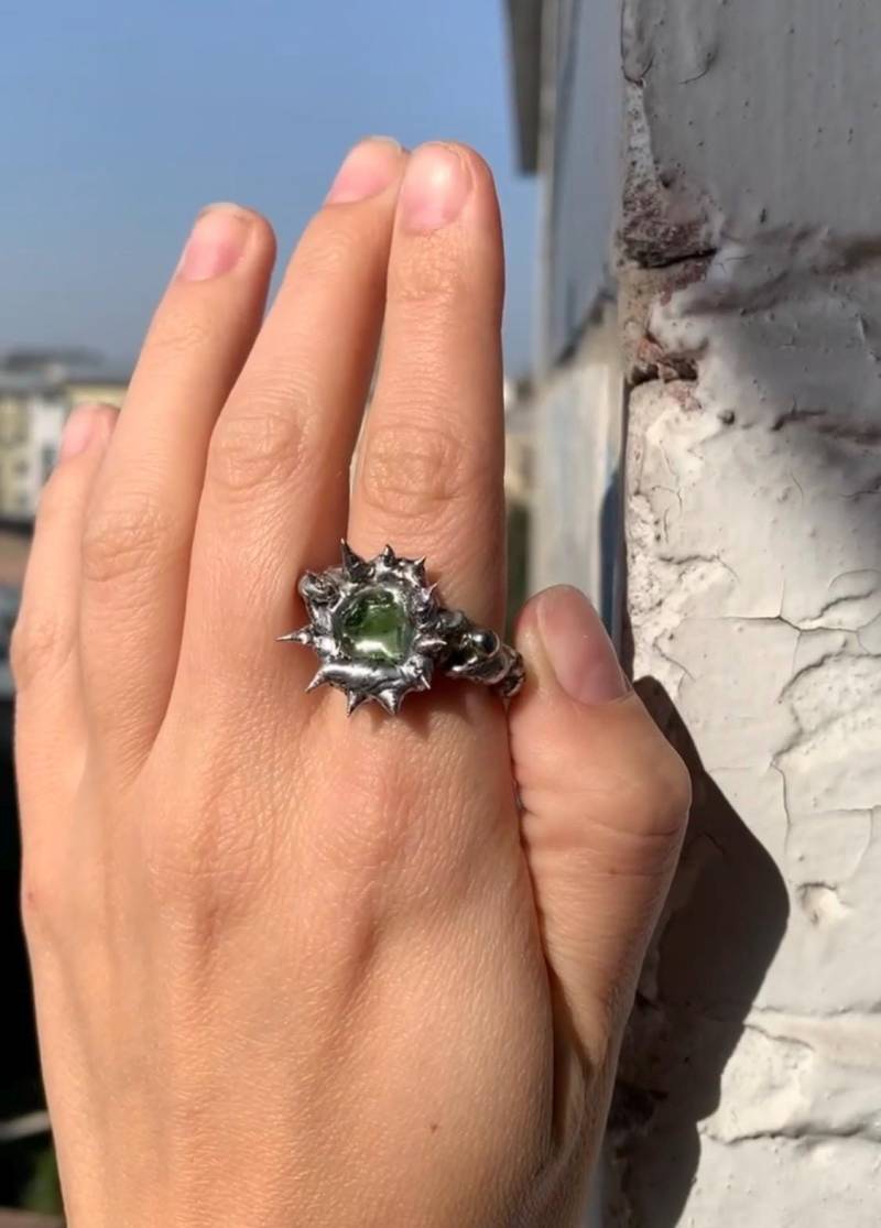 Spiky Liquid Metal Ring Mit Einem Grünen Stein | Weichlöten Y2K Grunge Fairycore Ring| Handgemachter Moderner Aus Geschmolzenem Metall von Tsucro