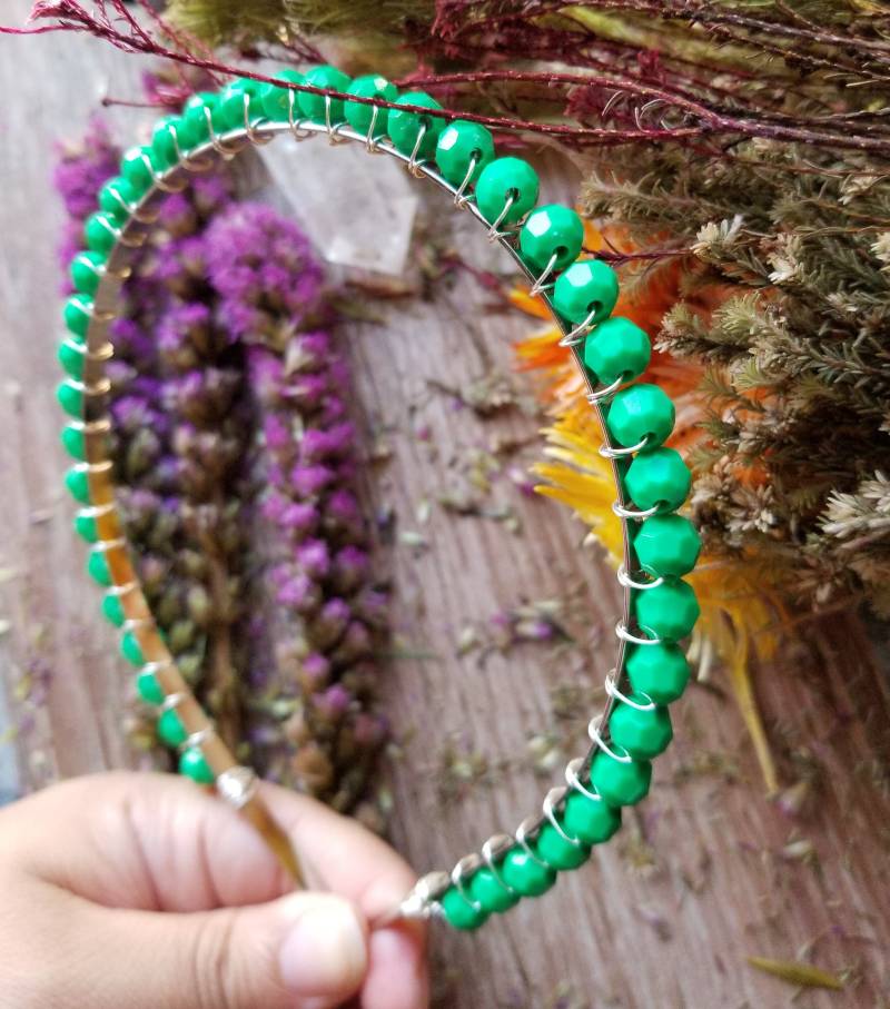 Grüne Perlen Creolen, Boho Baumeln Tropfen, Ohrringe von TsukasaAndAna