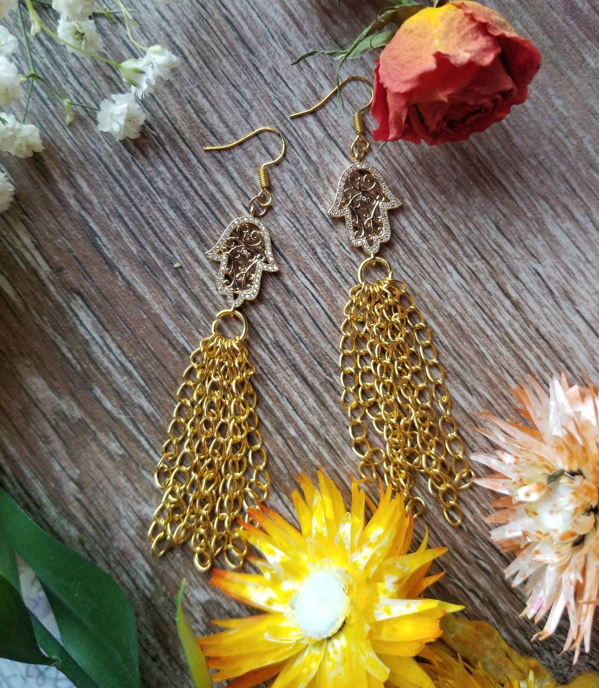 Gold Hamsa Hand Ohrringe, Pave Zirkonia, Filigraner Kronleuchter von TsukasaAndAna