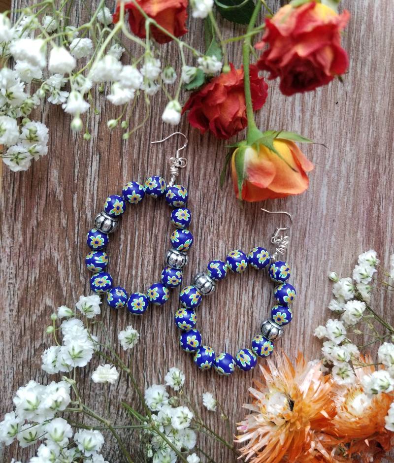 Handgemachte Polymer Clay Perlen Creolen, Blau Boho Perlenarbeit von TsukasaAndAna