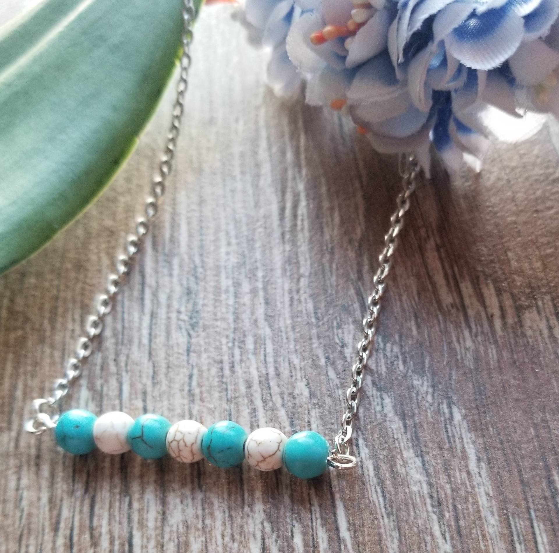 Howlite Perlen-Halskette, Zierliche Kristall-Halskette von TsukasaAndAna